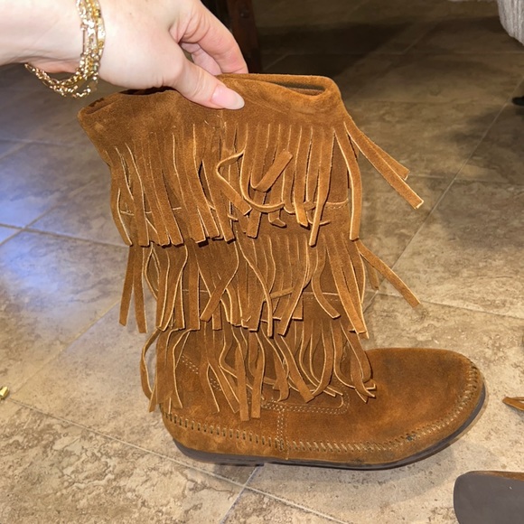 Minnetonka Moccasin Fringe Boots - Picture 1 of 8